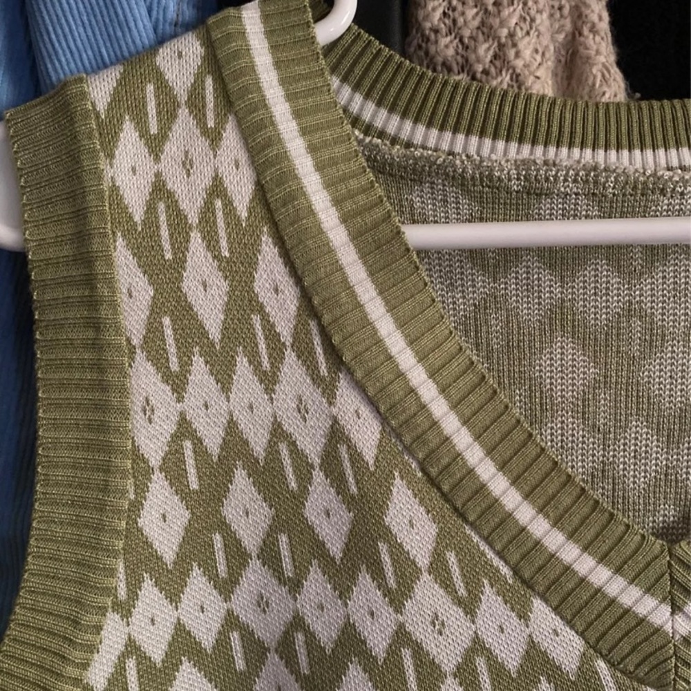 Cropped green sweater vest